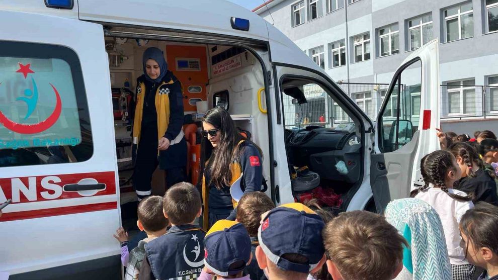 Öğrencilere ambulans tanıtıldı