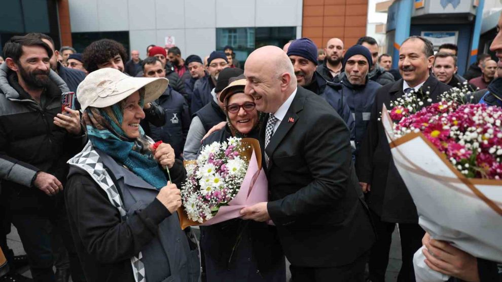 Personeller Başkan Bıyık’ı çiçeklerle karşıladı
