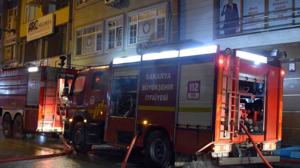 Sakarya’da market deposunda yangın