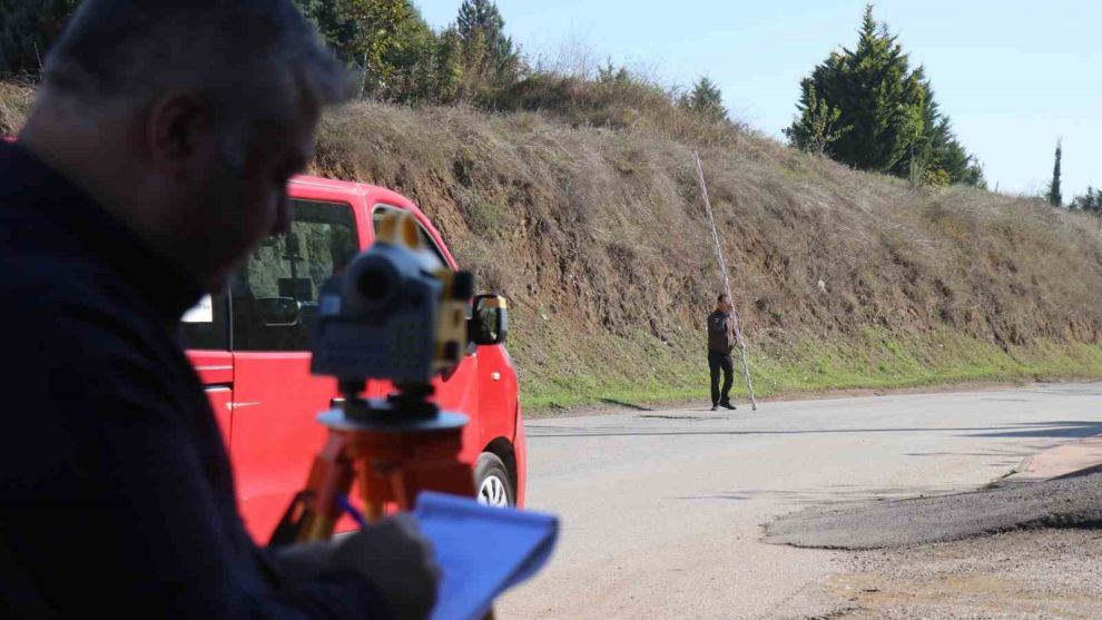 Sakarya’daki gizemli yol: Ayağını frenden çeken yokuş yukarı çıkıyor