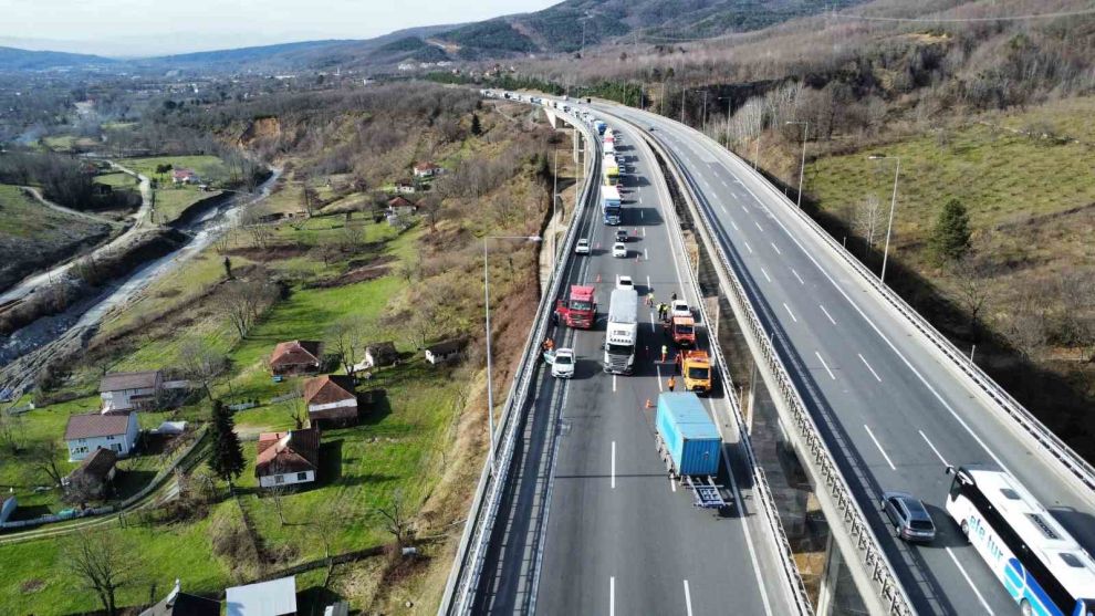 Tırın dorsesi koptu, otoyolda trafik durdu