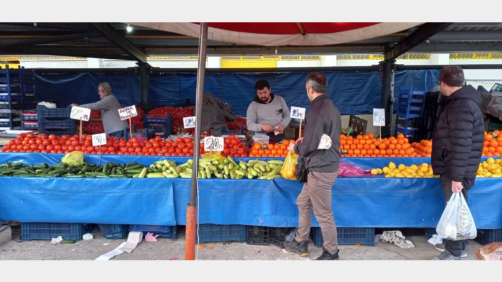 Pazartesi günü kurulan Bolu Merkez Pazarında sebze- meyve  ve balık fiyatları