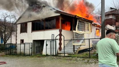 Bolu'da 2 katlı ahşap ev alev alev yandı