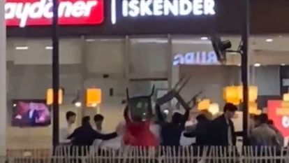 Boks ringi değil AVM: Ellerine geçirdikleri sandalyeleri birbirlerine fırlattılar