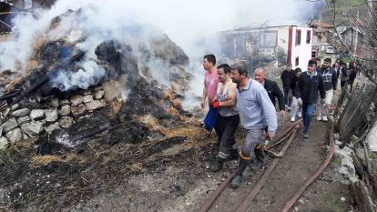 Bolu'da 3 ev 1 samanlık küle döndü: 2 yaralı