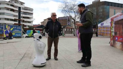 Bu robot seçmenlerin nabzını tutuyor