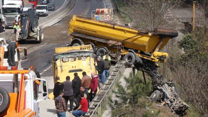 D-650'de feci kaza: Kupası kopan tırın dorsesi bariyerlerde asılı kaldı