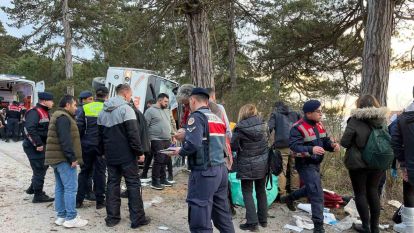 Kartalkaya yolunda freni boşalan minibüs devrildi: 14 yaralı