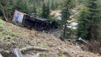 Kayganlaşan yolda bariyerlere çarpan tır ağaçlık alana uçtu: 1 ölü