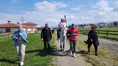 Özel bireyler ata binmenin heyecanını yaşadı