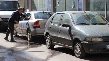 Sakarya'da araçlar çamurla kaplandı