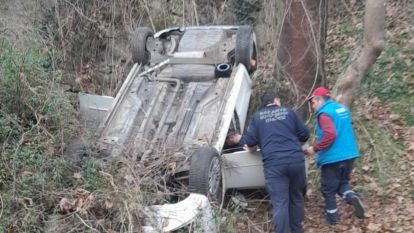 Sakarya'da otomobil şarampole yuvarlandı: 5 yaralı