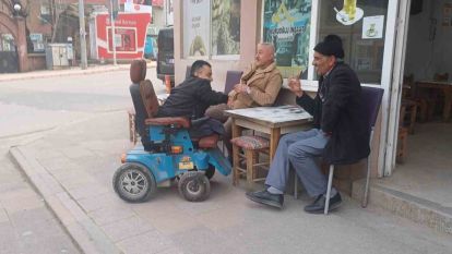 Tekerlekli sandalyesiyle kapı kapı gezip oy istiyor