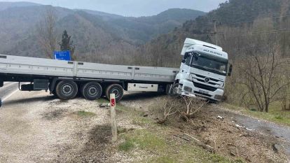 Tır şarampole yuvarlanmaktan son anda kurtuldu