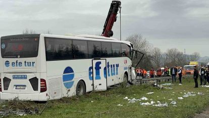 Tırla çarpışan otobüs refüje çıktı: 1'i ağır 15 yaralı