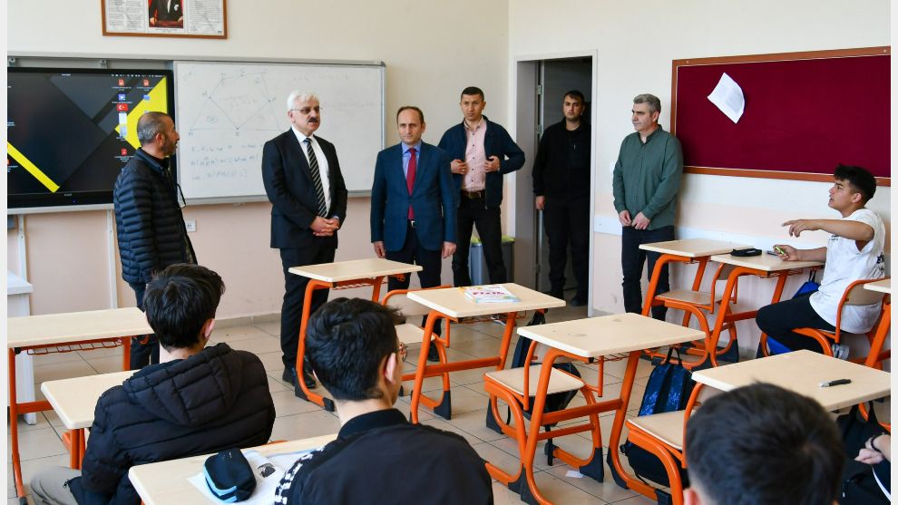 Bolu Valisi Erkan Kılıç, Organize Sanayi Bölgesi Mesleki ve Teknik Anadolu Lisesini Ziyaret Etti