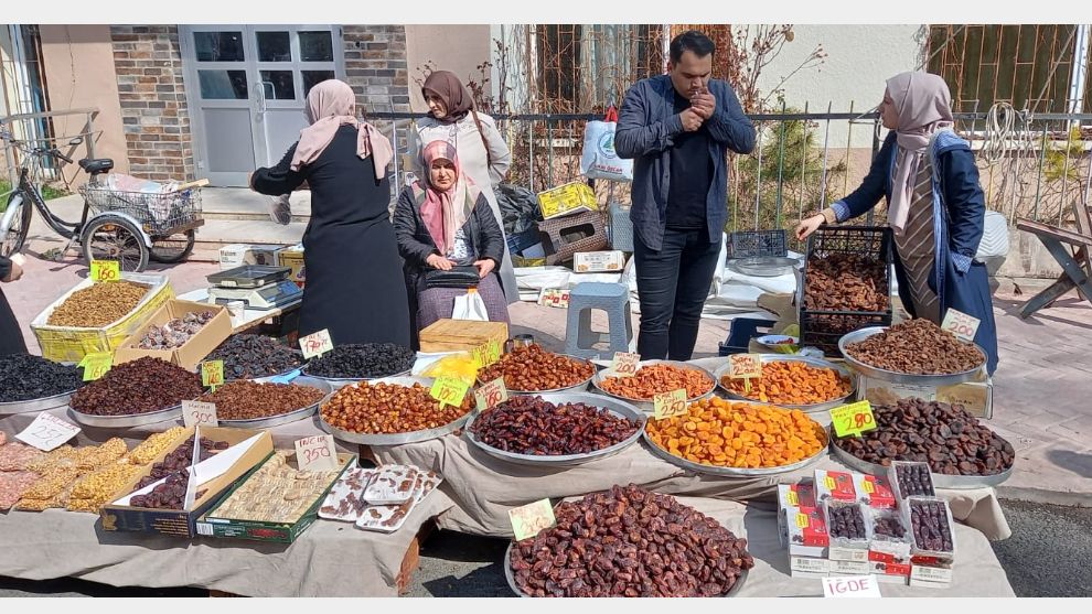 Hurma Fiyatları 100 TL 'den 300 TL'ye uzanıyor