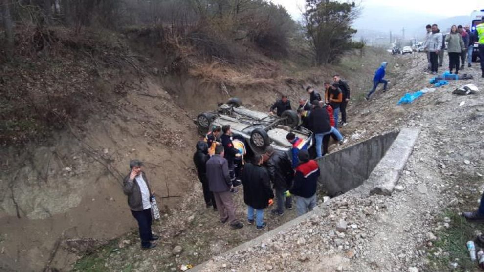 Bolu'da şarampole uçan otomobil ters döndü: 2'si ağır 3 yaralı
