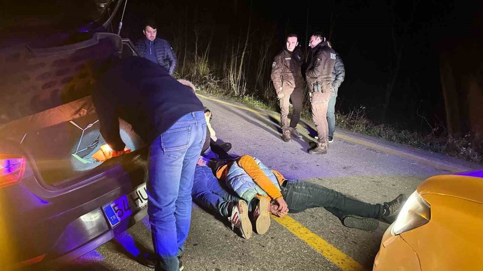 ‘Dur' ihtarına uymayıp kaçarken kaza yaptılar: Uyuşturucu ile yakalandılar