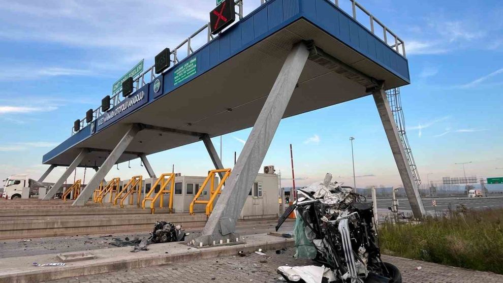 Gişeye çarpıp taklalar atan otomobilin motoru fırladı: 1 ağır yaralı