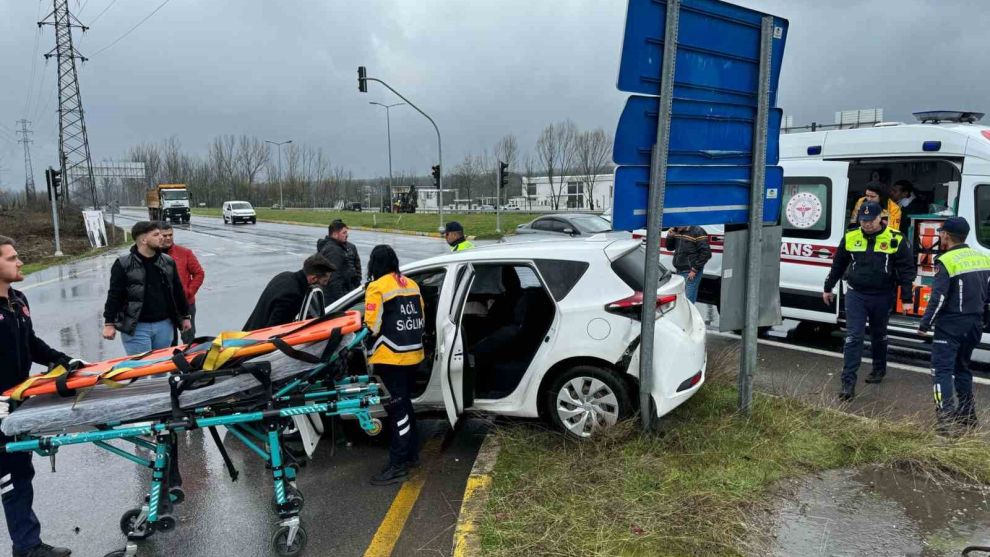 Göreve giden polisler kaza yaptı: 2 yaralı