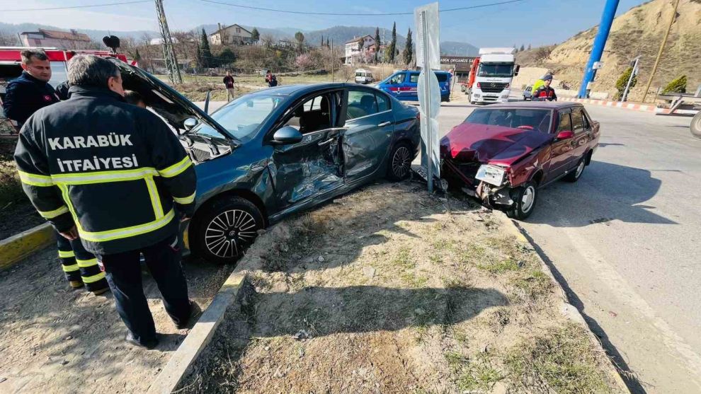 Karabük’te iki otomobil çarpıştı: 3 yaralı