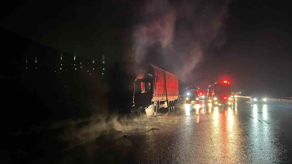 Kuzey Marmara Otoyolu'nda asit yüklü tır alev alev yandı