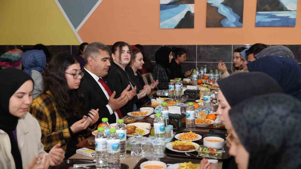 Vali Aslan, iftarını öğrencilerle birlikte açtı