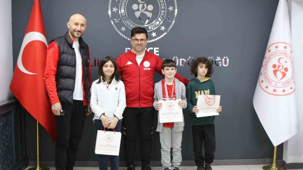 Yazıcı’dan başarılı sporculara ödül