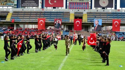 23 Nisan kutlamalarına öğrencilerin gösterileri damga vurdu