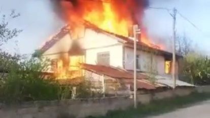 Alevlere teslim olan müstakil ev tamamen yandı