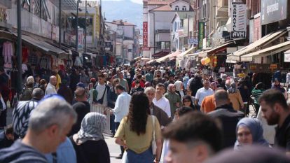 Alışverişi son güne bırakanlar çarşı, pazarda yoğunluk oluşturdu