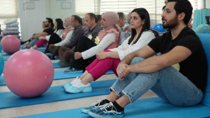 Babalar bu okulda eşleriyle doğuma hazırlanıyor