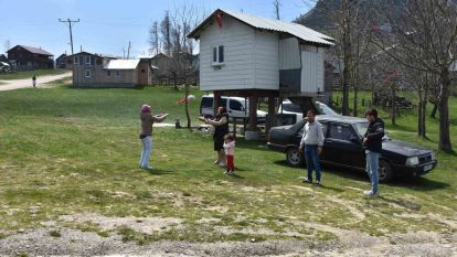 Bayramda güzel havayı fırsat bilen soluğu yaylada aldı