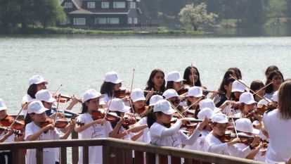 Depremzede küçük müzisyenlerden Bolu'da keman konseri