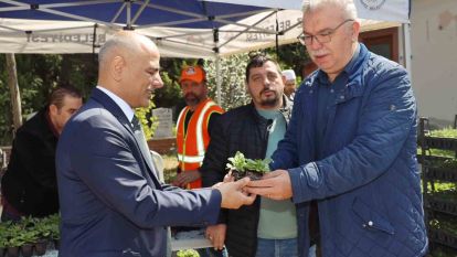 Körfez'de mezarlıklarda çiçek dağıtıldı