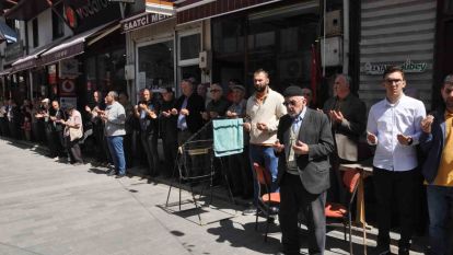 Onlarca esnaf, Ramazan ayının son Cuma'sında ellerini semaya açtı