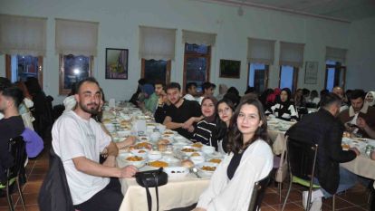 Onlarca öğrenci iftarda bir araya geldi