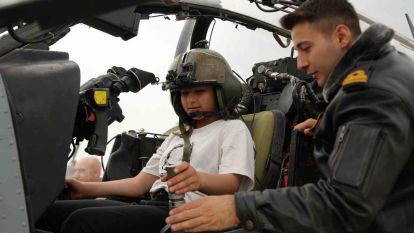 Pilot koltuğuna geçen minikler, çocuk bayramında hayallerini gerçekleştirdi