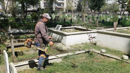 Sakarya'da mezarlıklar bayrama hazırlanıyor