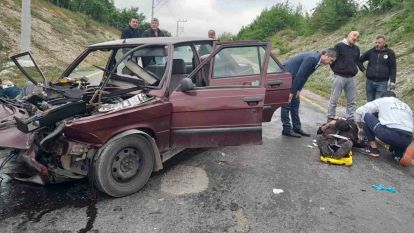 Sakarya'da otomobil ile hafif ticari araç kafa kafaya çarpıştı: 3 yaralı