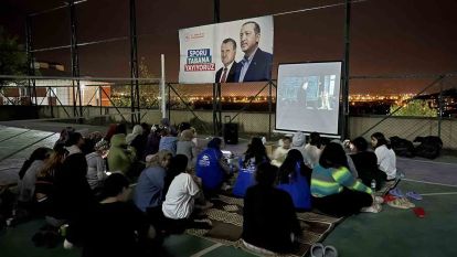 Sınavlar öncesi açık hava sinema etkinliği düzenlendi