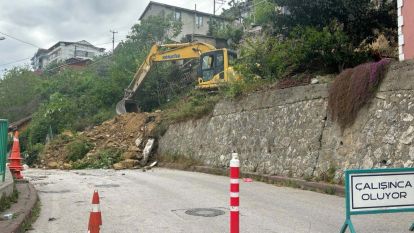 Tehlike arz eden taş duvar yenileniyor