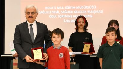Vali Kılıç, Yetenek Yarışması Ödül Töreninde Öğrencilere Ödüllerini Takdim Etti