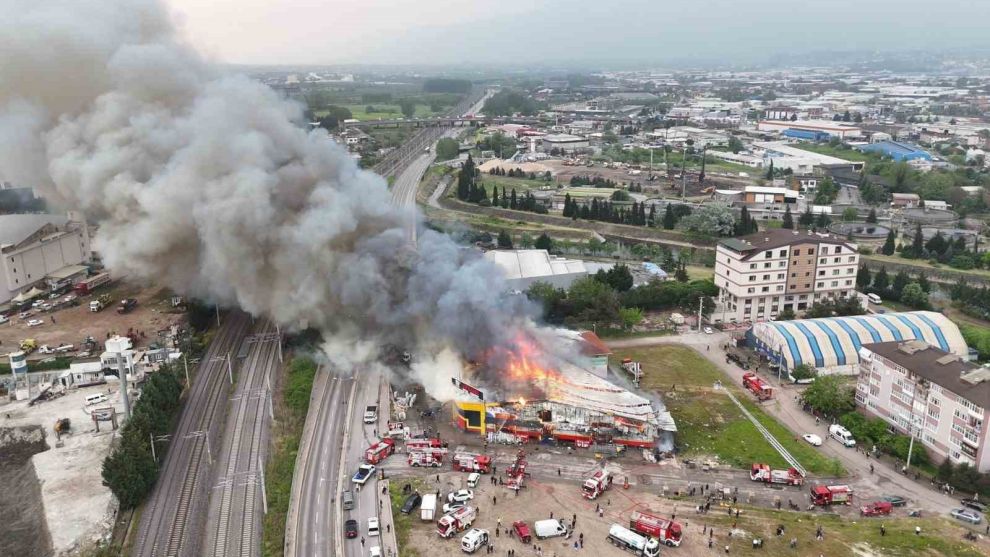 Alev alev yanan market havadan görüntülendi