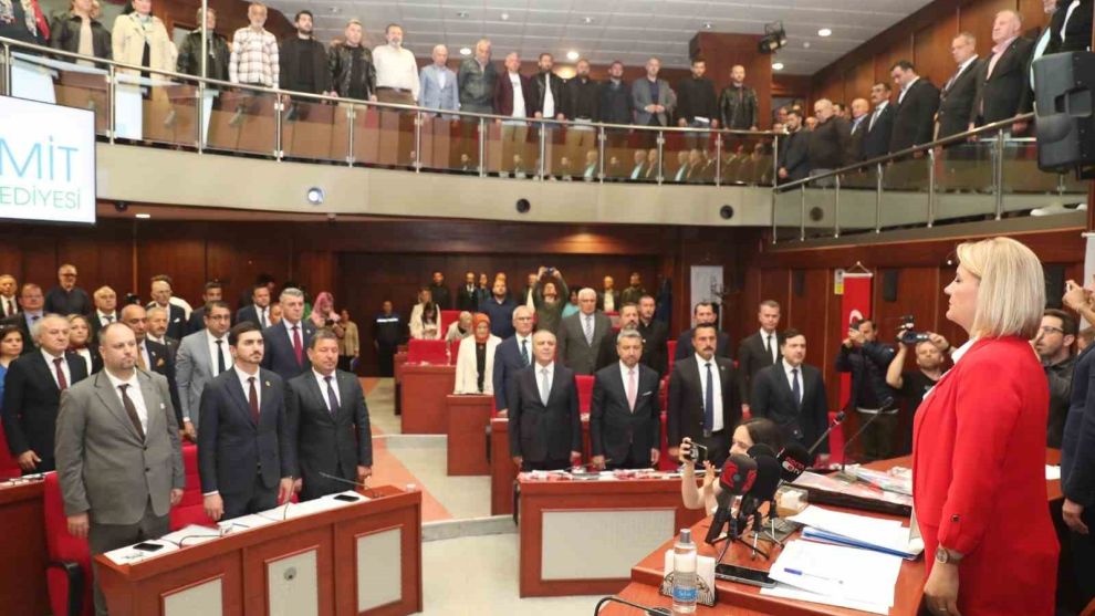 Başkan Hürriyet ilk mecliste alkışlarla karşılandı: 