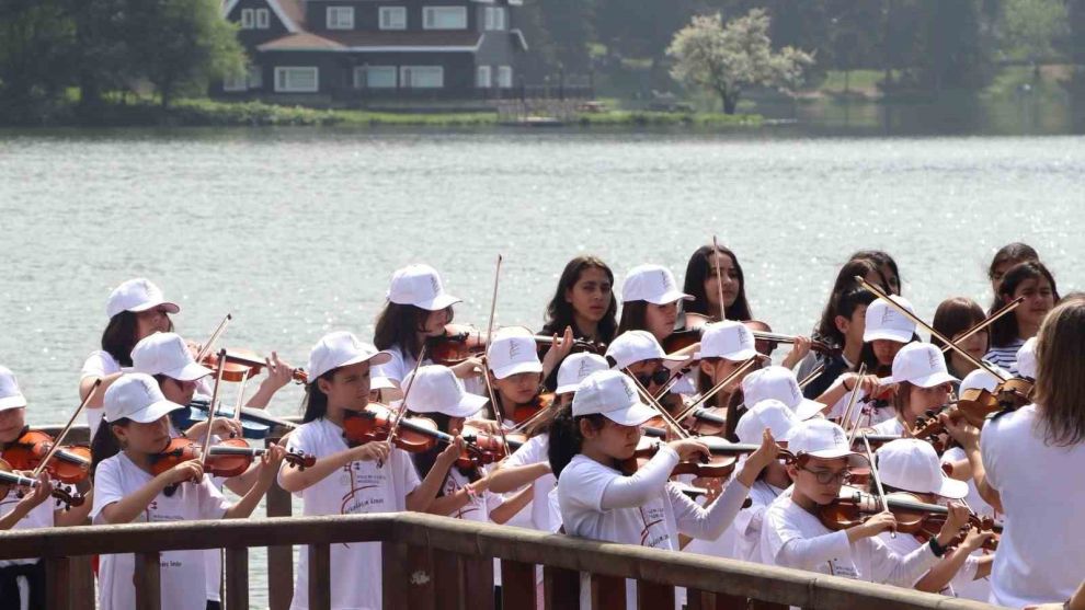 Depremzede küçük müzisyenlerden Bolu’da keman konseri