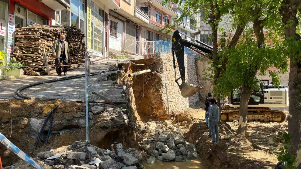 İstinat duvarı çökmüş, 5 katlı bina tahliye edilmişti: Onarım çalışmaları başladı