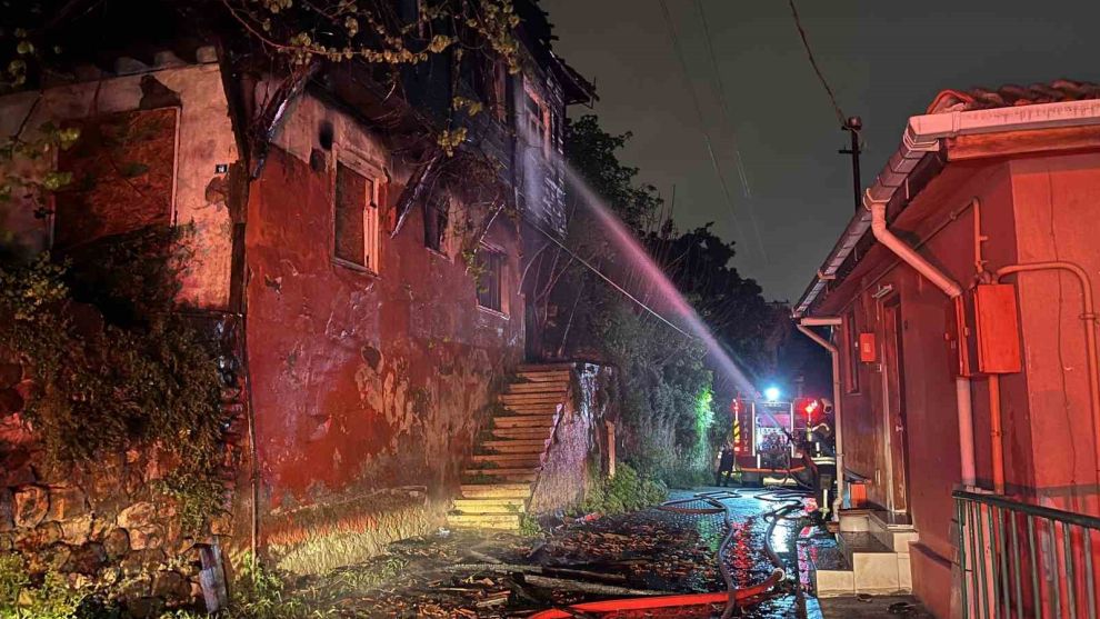 İzmit’te 2 katlı metruk ev alev alev yandı