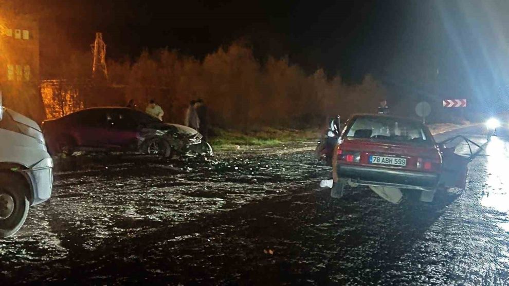 Karabük’te 2 otomobil çarpıştı: 3 yaralı